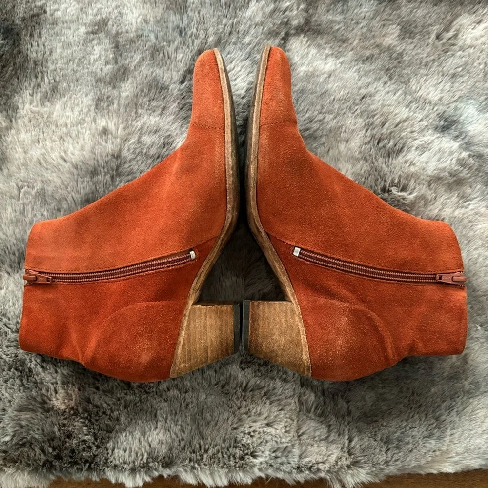 JOHN FLUEVOG Milla Ankle Boot Rust Size 8 Suede Bootie